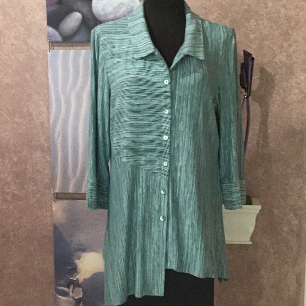 Asymmetrical gorgeous Michael Tyler tunic. Teal with dark teal lines. L.